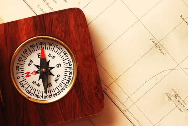 Zabytkowe drewniane kompas nad starą mapę — Zdjęcie stockowe
