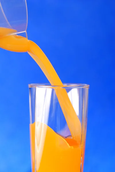 Pouring juice — Stock Photo, Image