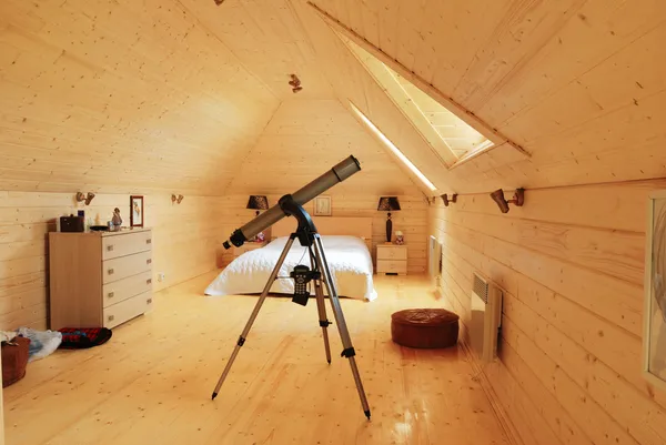Camera da letto in legno con telescopio — Foto Stock