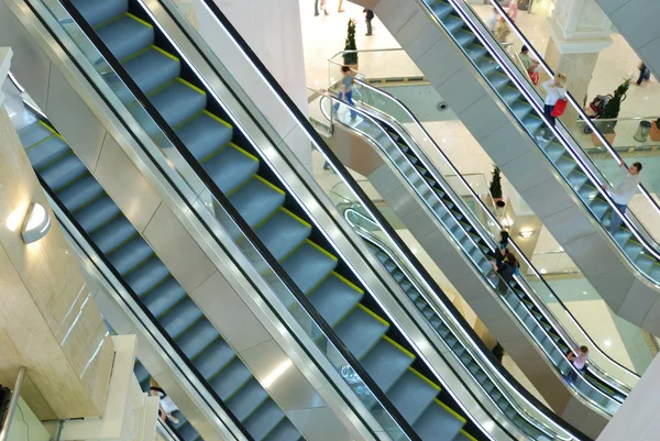 Escaliers mécaniques au centre commercial — Photo
