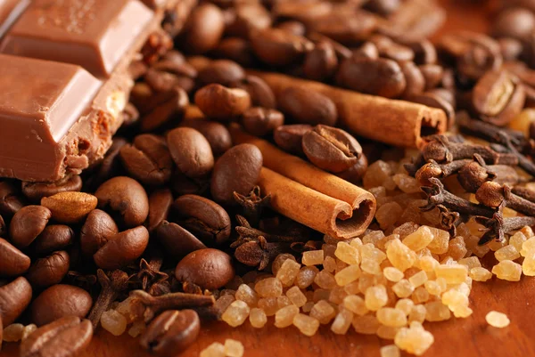 Kaffebönor, kanel, socker — Stockfoto