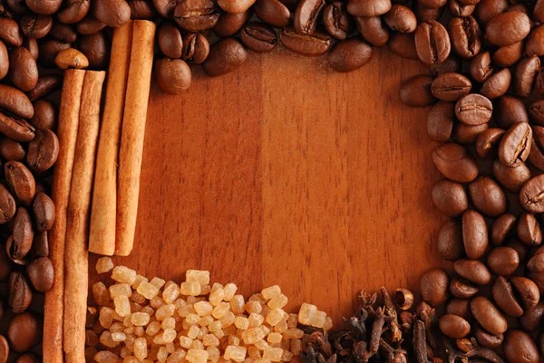 Kahve çekirdekleri, tarçın, şeker — Stok fotoğraf