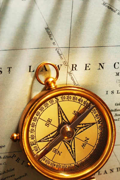 Antik mässing kompass över gamla kanadensiska — Stockfoto