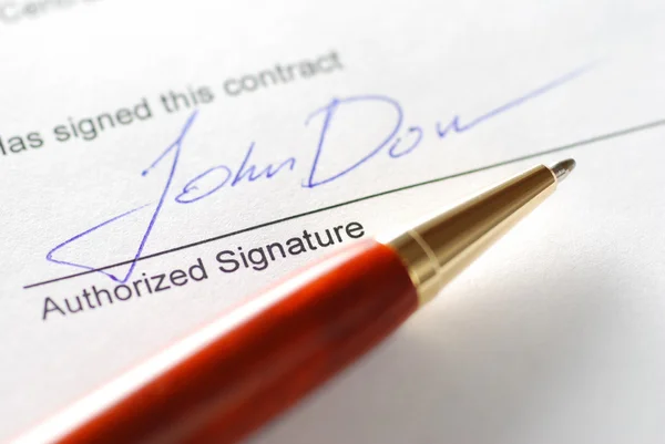 Assinatura de um contrato — Fotografia de Stock