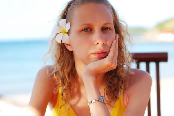 समुद्र तट कॅफे मध्ये मुलगी — स्टॉक फोटो, इमेज