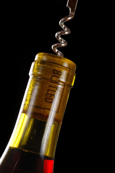 Openen van een fles wijn — Stockfoto