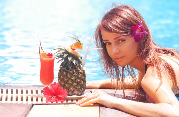 Chica en piscina tropical —  Fotos de Stock
