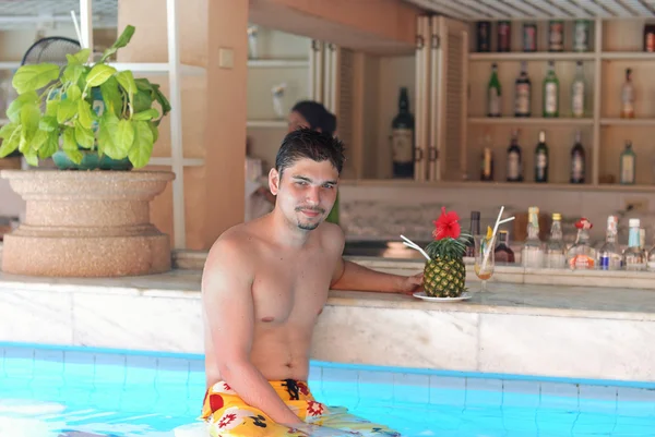 Hombre en bar piscina tropical —  Fotos de Stock