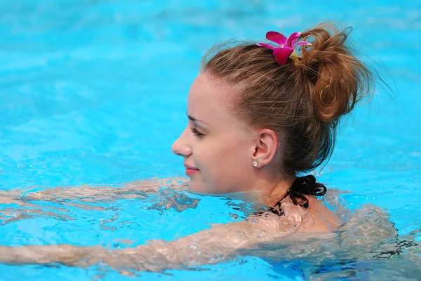 Chica en piscina tropical — Foto de Stock