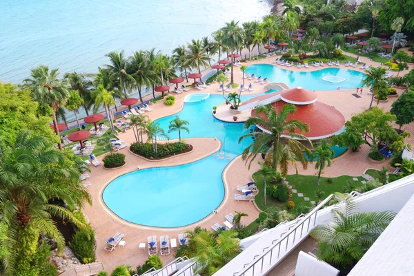 在热带酒店游泳池 — 图库照片