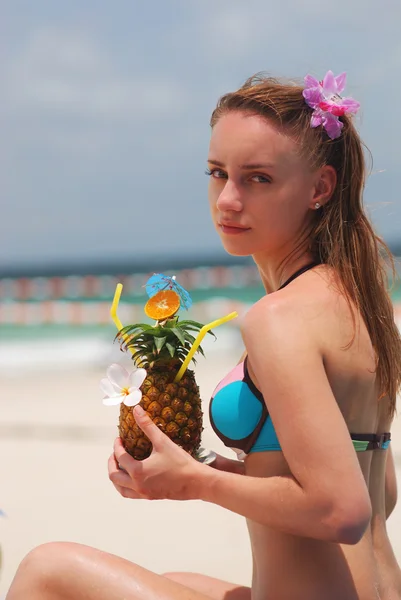 Flicka med tropisk cocktail — Stockfoto