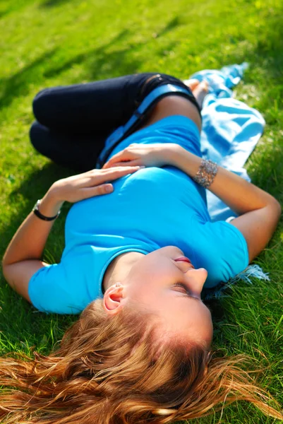 Odpočiňte si v trávě — Stock fotografie