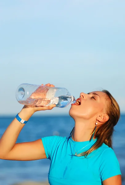 Acqua potabile dopo aver fatto jogging — Foto Stock