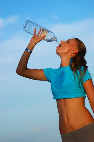 Beber agua después de trotar — Foto de Stock