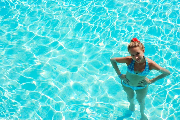 Дівчина в басейні — стокове фото