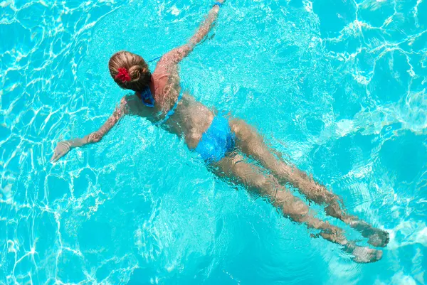 Yüzme havuzundaki kız — Stok fotoğraf