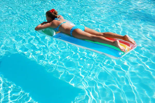 Girl in swimming pool — Stock Photo, Image