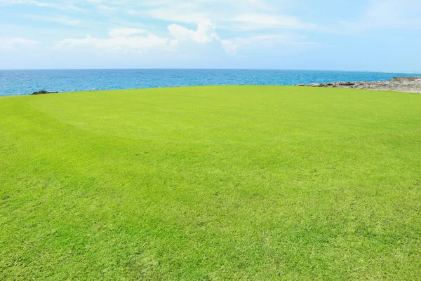 Campo de golfe em uma costa — Fotografia de Stock