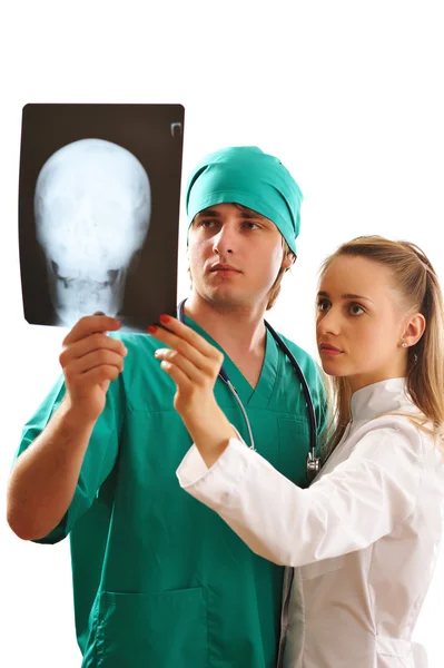 Médicos olhando para raio-X — Fotografia de Stock