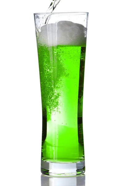 Yeşil bira döküyor — Stok fotoğraf