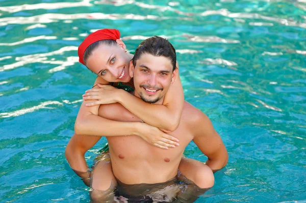 Couple dans la piscine — Photo