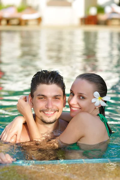 Para w basenie — Zdjęcie stockowe