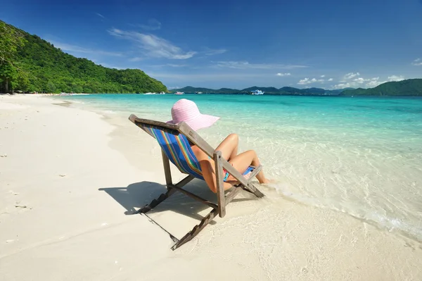 Ragazza su una spiaggia — Foto Stock