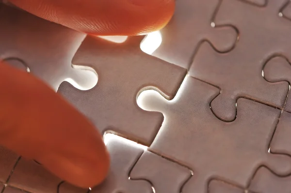 Hand plaatsen van ontbrekende stukje van de puzzel — Stockfoto
