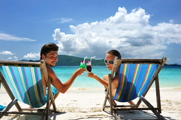 Casal na praia — Fotografia de Stock