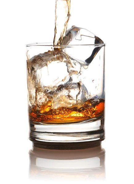 Verter whisky. —  Fotos de Stock