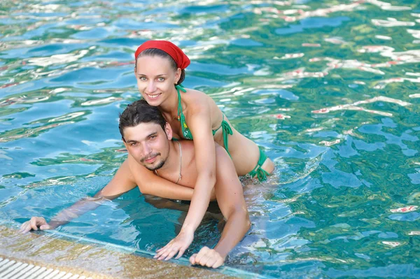 Paar in zwembad — Stockfoto