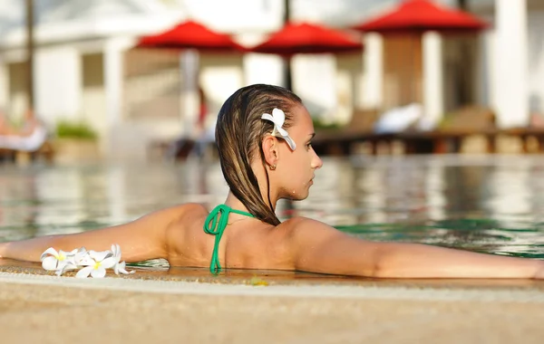 Girl in pool — Stock Photo, Image