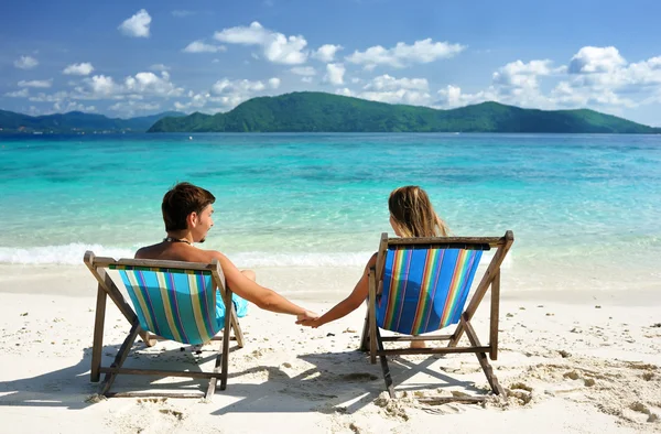 Paar op een strand Rechtenvrije Stockfoto's