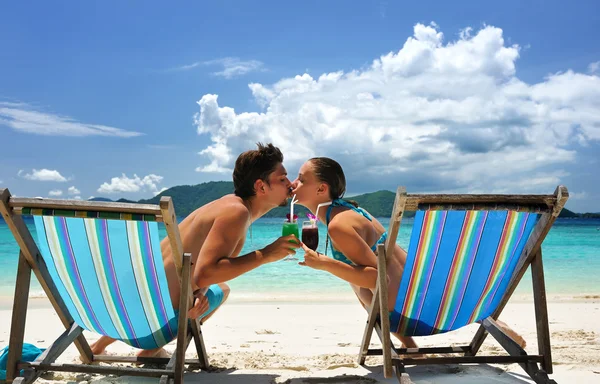在海滩上的情侣 — 图库照片