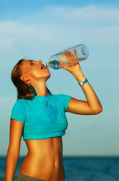 Drinking water after jogging — Stock Photo, Image