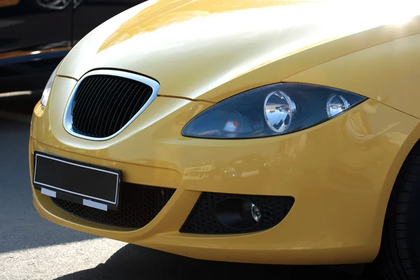 Новий жовтий автомобіль — стокове фото