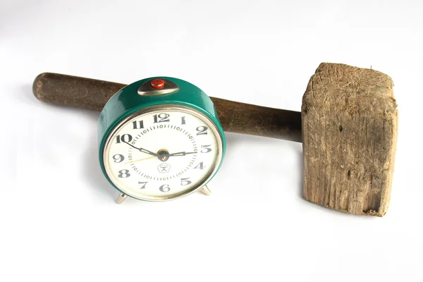 Reloj despertador y martillo —  Fotos de Stock