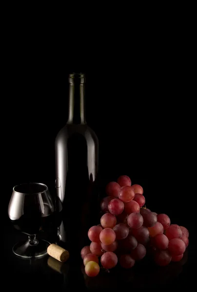 Wine and red grape on black — Stock Photo, Image