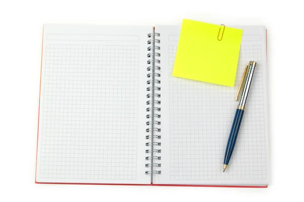 Notiz und Stift auf einem Notizbuch — Stockfoto