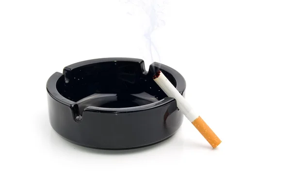 Sigaret in een zwarte asbak — Stockfoto