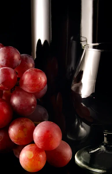 Vino y uva roja sobre negro — Foto de Stock
