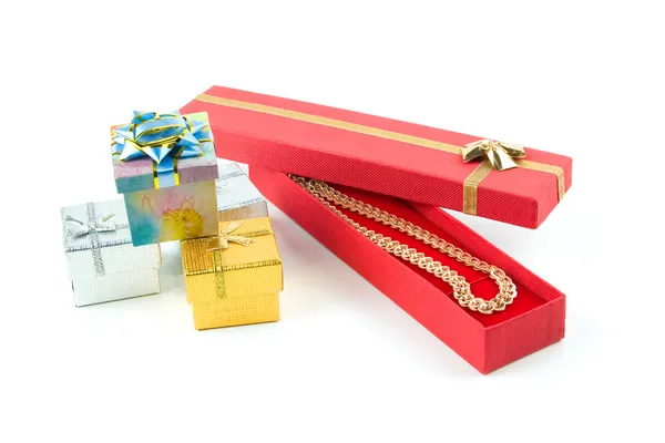 Kırmızı bir kutu içinde altın kolye — Stok fotoğraf