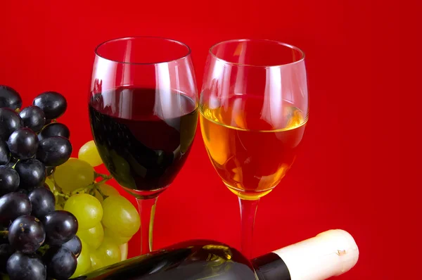 Κόκκινα και λευκά κρασιά και σταφύλια. — Φωτογραφία Αρχείου