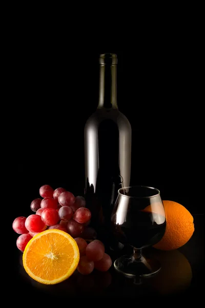 Вино на черном — стоковое фото