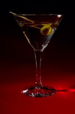 Martini kadehi ve zeytin