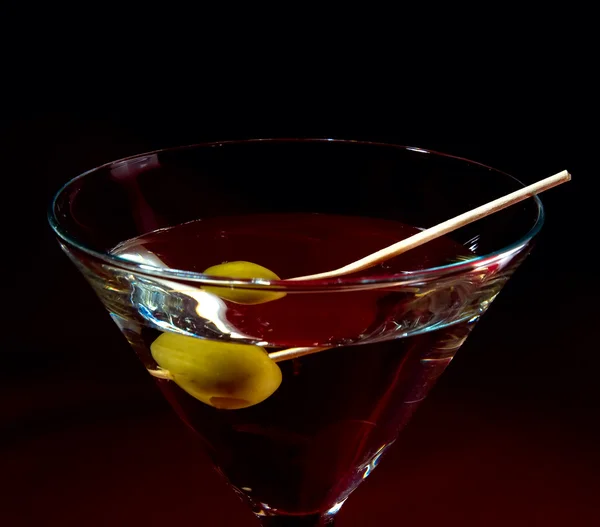 Martiniglas en olijven — Stockfoto
