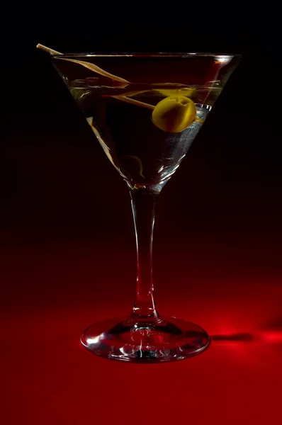 Martiniglas en olijven — Stockfoto