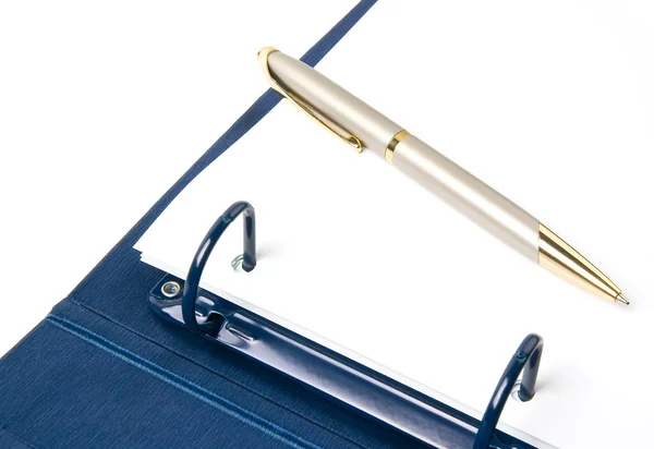 Ligante de anel azul e caneta — Fotografia de Stock