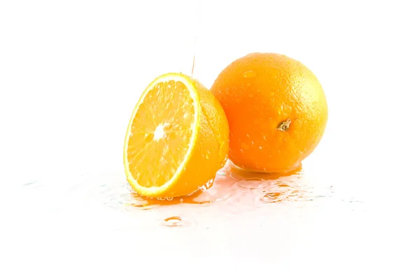 Apelsiner och vatten — Stockfoto