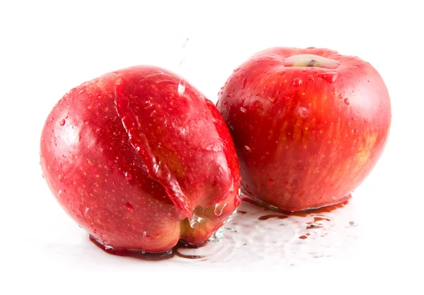 Красные яблоки и вода — стоковое фото